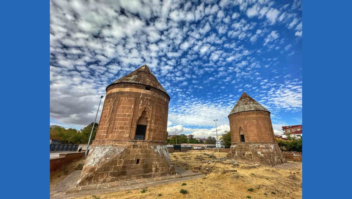 Ahlat'ta bulutlar ve tarihi kümbetler görsel şölen oluşturdu