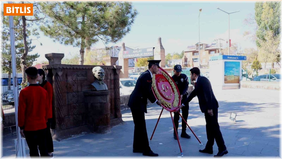 Ahlat'ta çelenk sunma töreni