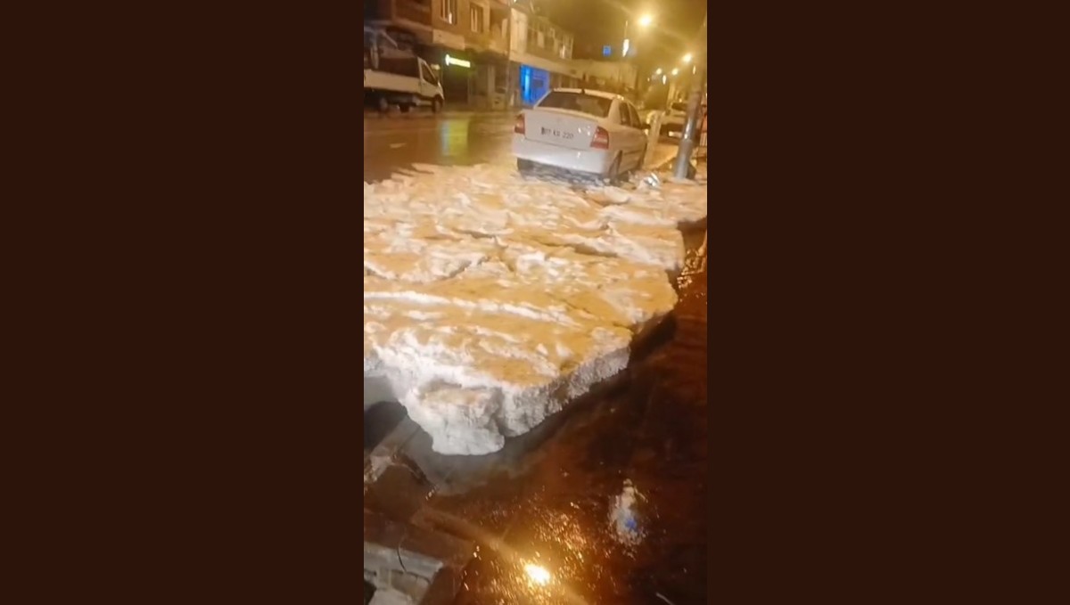 Ahlat'ta dolu yağışı cadde ve sokakları beyaza bürüdü