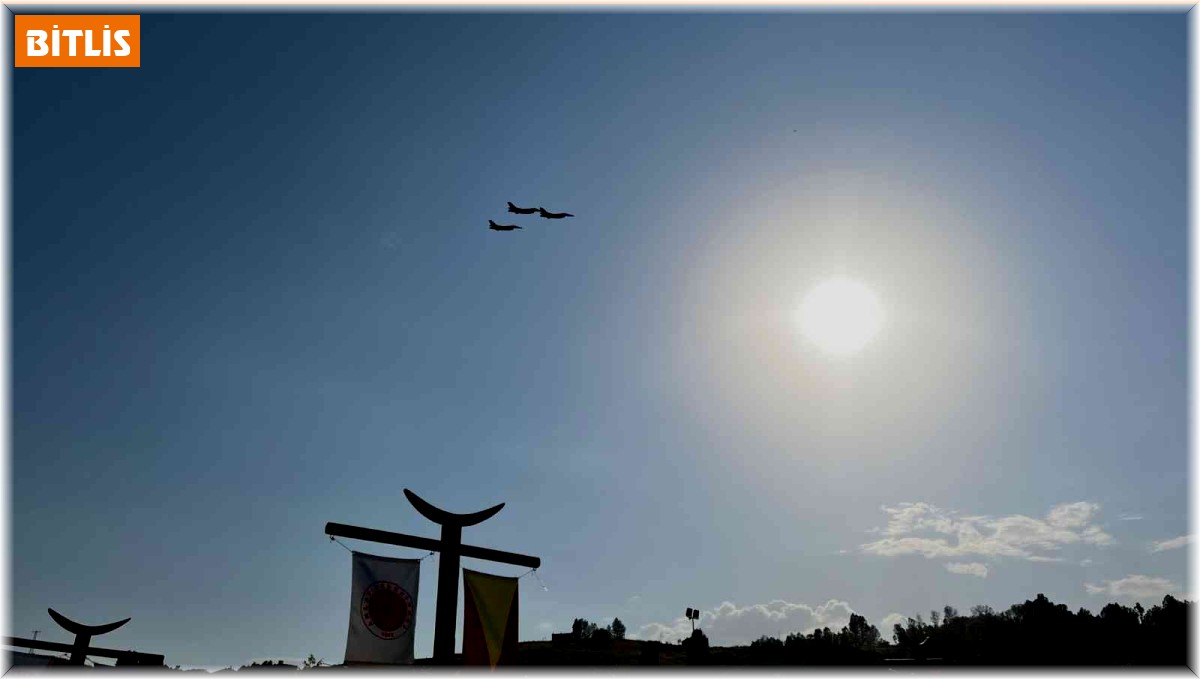 Ahlat'ta F-16 gösteri uçuşu