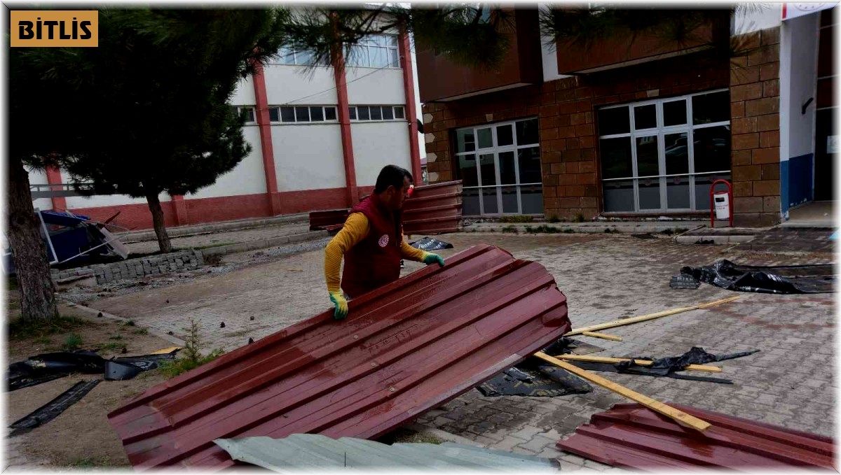 Ahlat'ta fırtına çatıları uçurdu