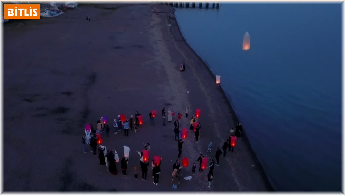 Ahlat'ta Gazzeli çocuklar için dilek feneri uçuruldu