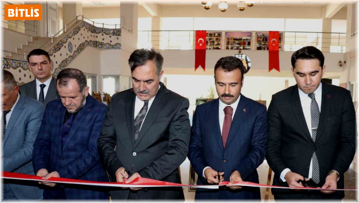 Ahlat'ta 'Geçmişten Günümüze Cumhuriyet Bayramı' fotoğraf ve resim sergisi açıldı