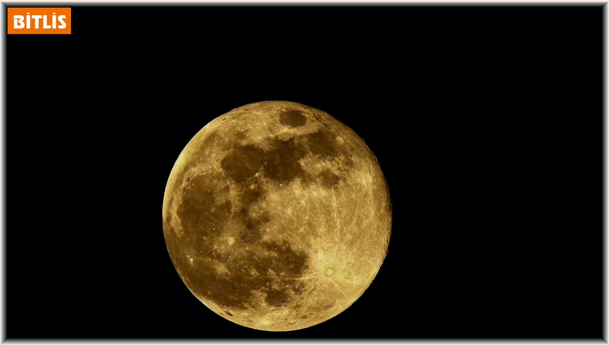 Ahlat'ta gün batımı sonrası beliren dolunay hayran bıraktı