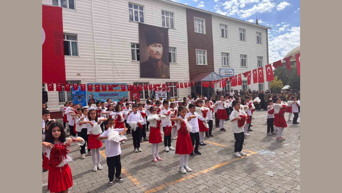 Ahlat'ta İlköğretim Haftası kutlandı