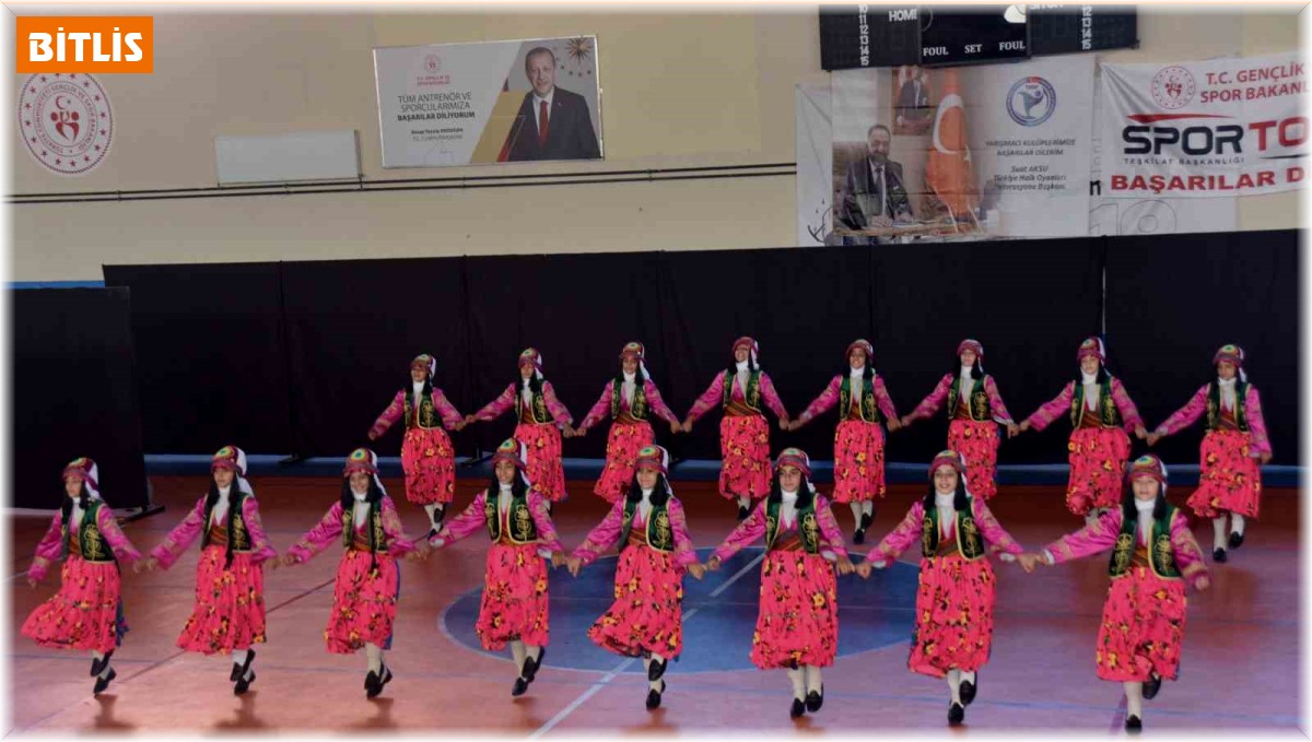 Ahlat'ta 'Kulüpler Arası Halk Oyunları Bölge Yarışması' yapıldı