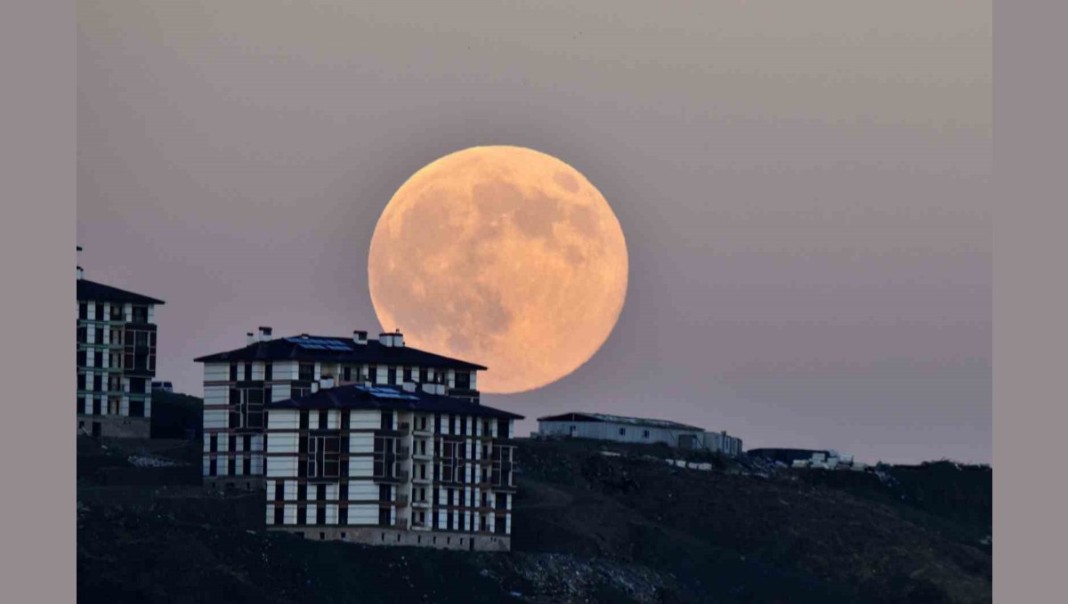 Ahlat'ta "Kunduz Süper Ay" görsel şölen oluşturdu