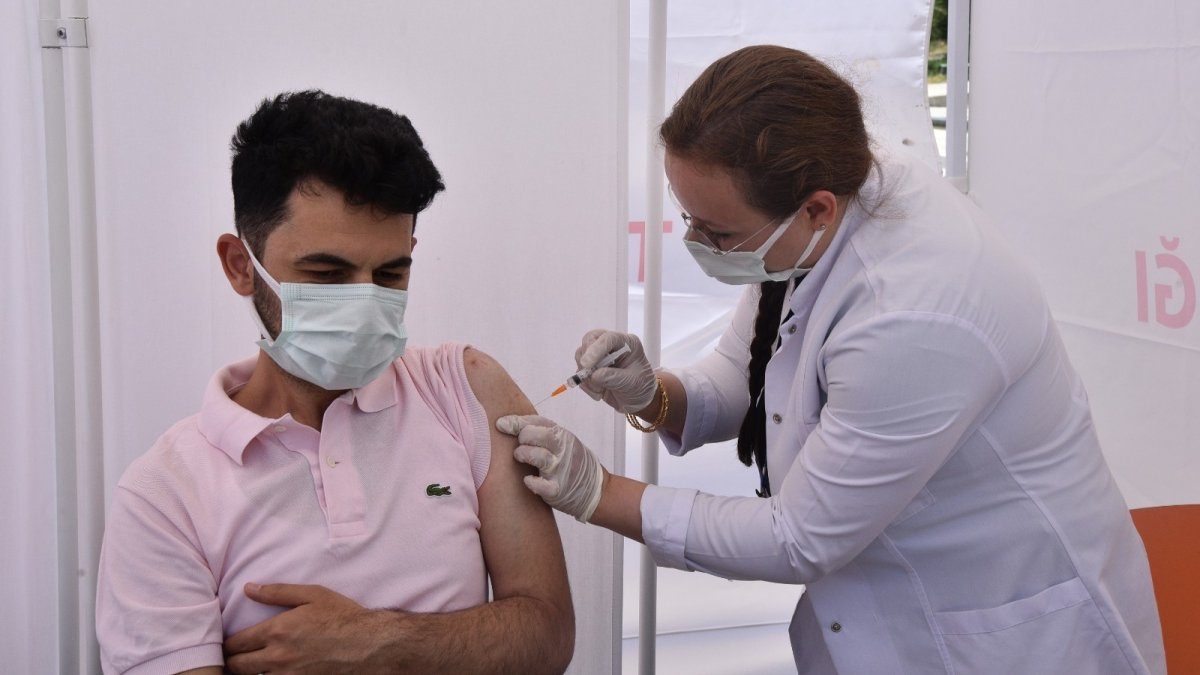 Ahlat'ta kurulan çadırda randevusuz korona virüs aşısı
