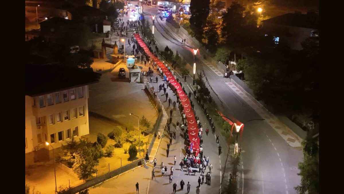 Ahlat'ta Malazgirt Zaferi'nin 954. yıl dönümünde dev Türk bayraklı fener alayı