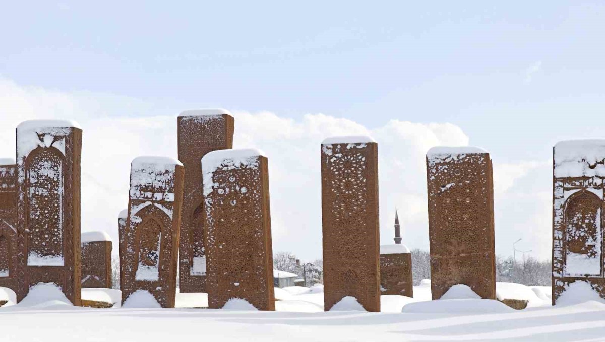 Ahlat'ta masalsı kış manzaraları