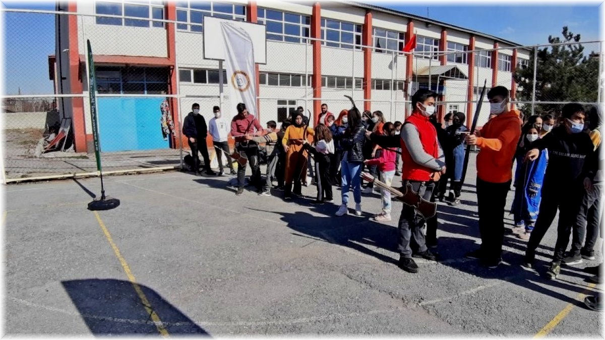 Ahlat'ta "Maviden Yeşile 1071'den 2023'e Geleneksel Okçuluk ve Su Sporları Projesi" hayata geçirildi