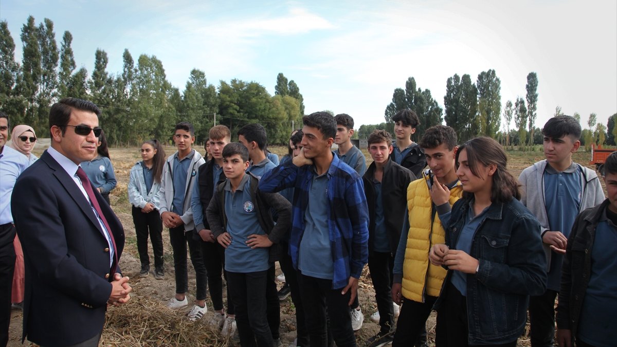 Ahlat'ta meslek lisesi öğrencilerine tarlada uygulamalı eğitim veriliyor