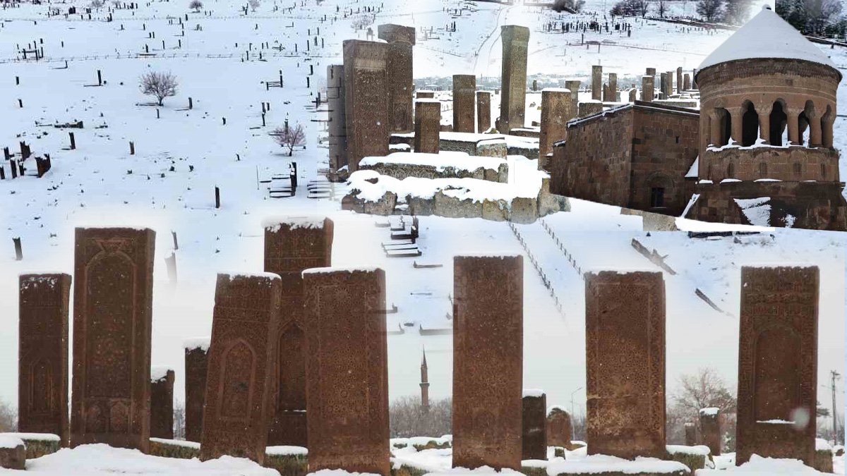 Ahlat'ta nisan karı tarihi mekanları beyaza bürüdü