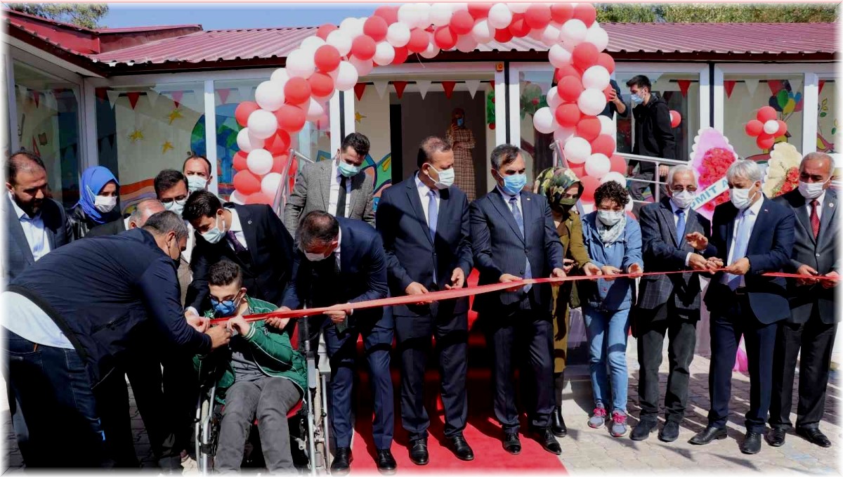 Ahlat'ta Saadet Ayber Özel Eğitim Uygulama Okulu törenle açıldı