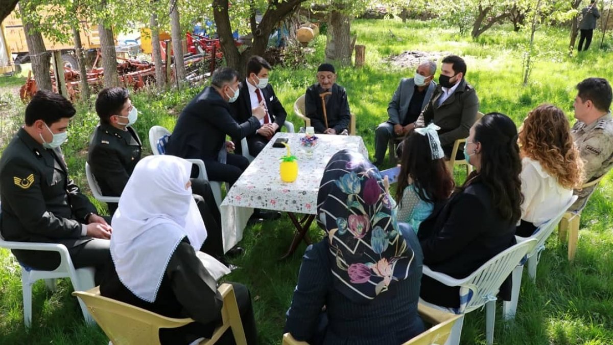 Ahlat'ta şehit ailelerine bayram ziyareti