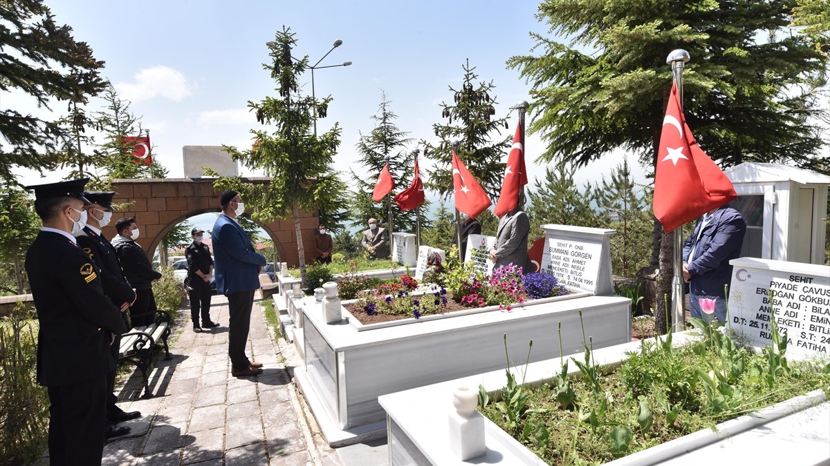 Ahlat'ta şehit Murat Sarıgül kabri başında anıldı