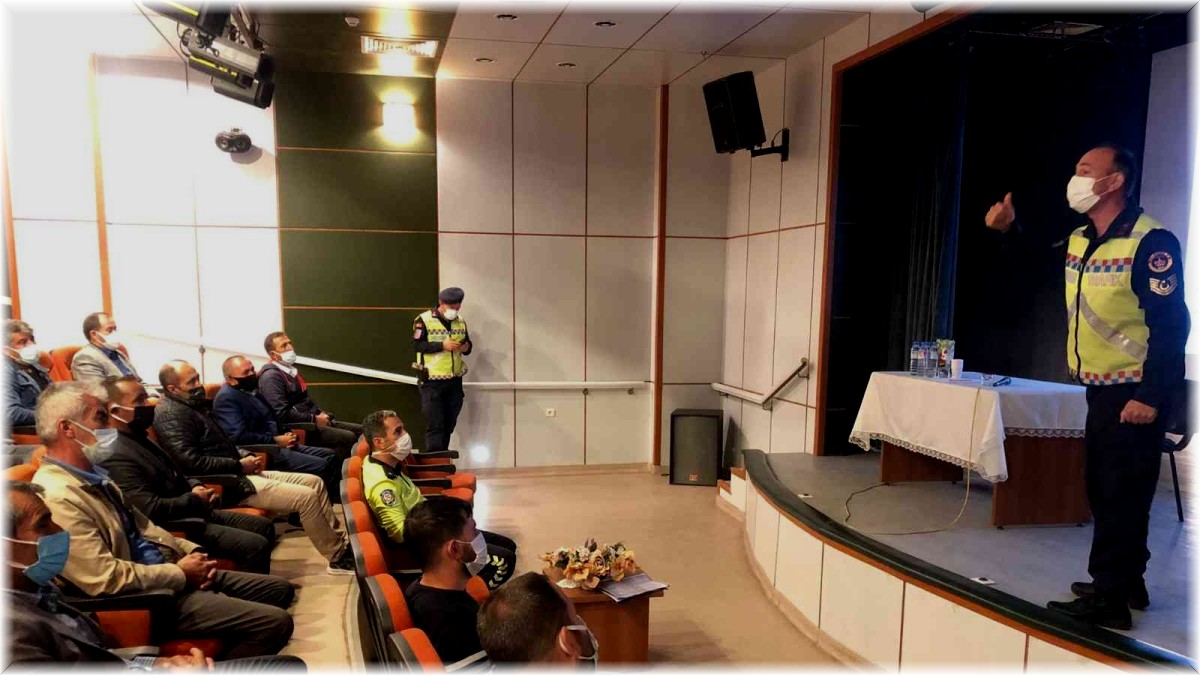 Ahlat'ta servis şoförlerine yönelik bilgilendirme semineri