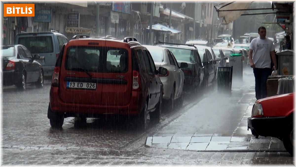 Ahlat'ta şiddetli yağış etkili oldu