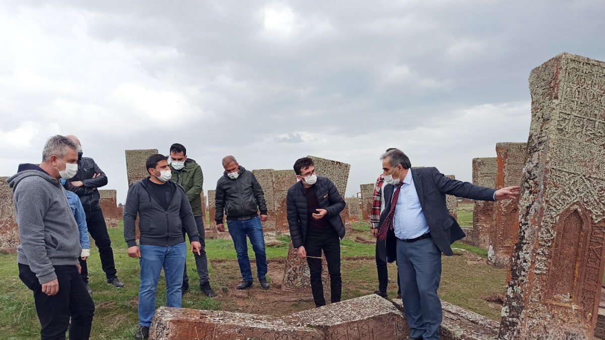 Ahlat'ta "Tarihin Görgü Tanıkları Ayağa Kalkıyor" projesi