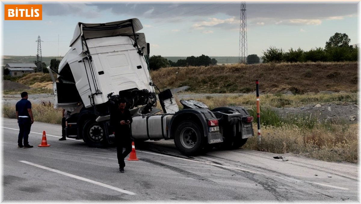 Ahlat'ta tırlar çarpıştı: 2 yaralı