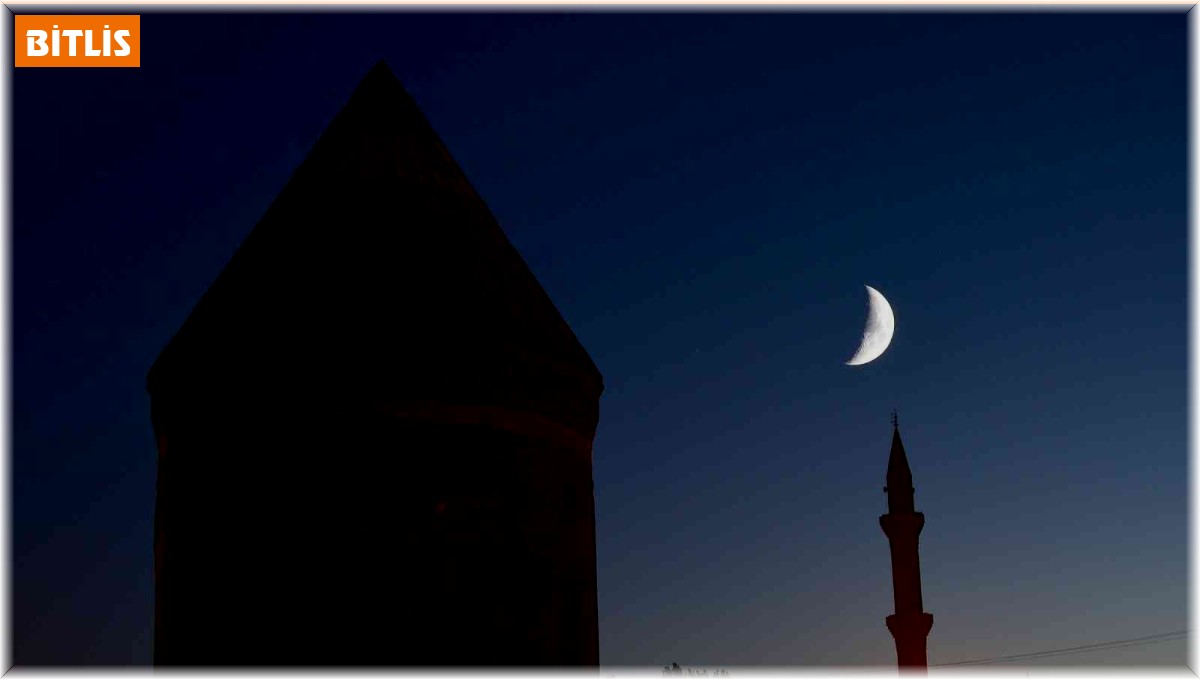 Ahlat'ta 'Yarım Ay'ın tarihi yapılarla oluşturduğu görüntü hayran bıraktı