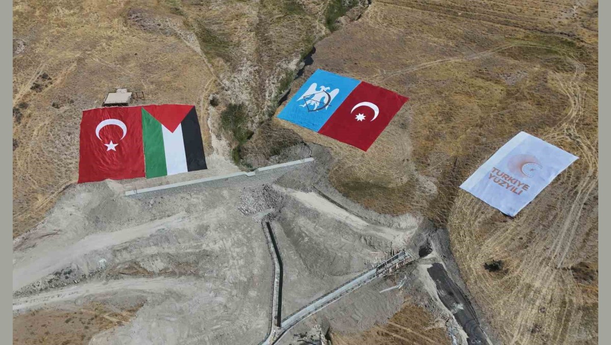 Ahlat'taki etkinlik alanında dev Türk ve Filistin bayrakları açıldı