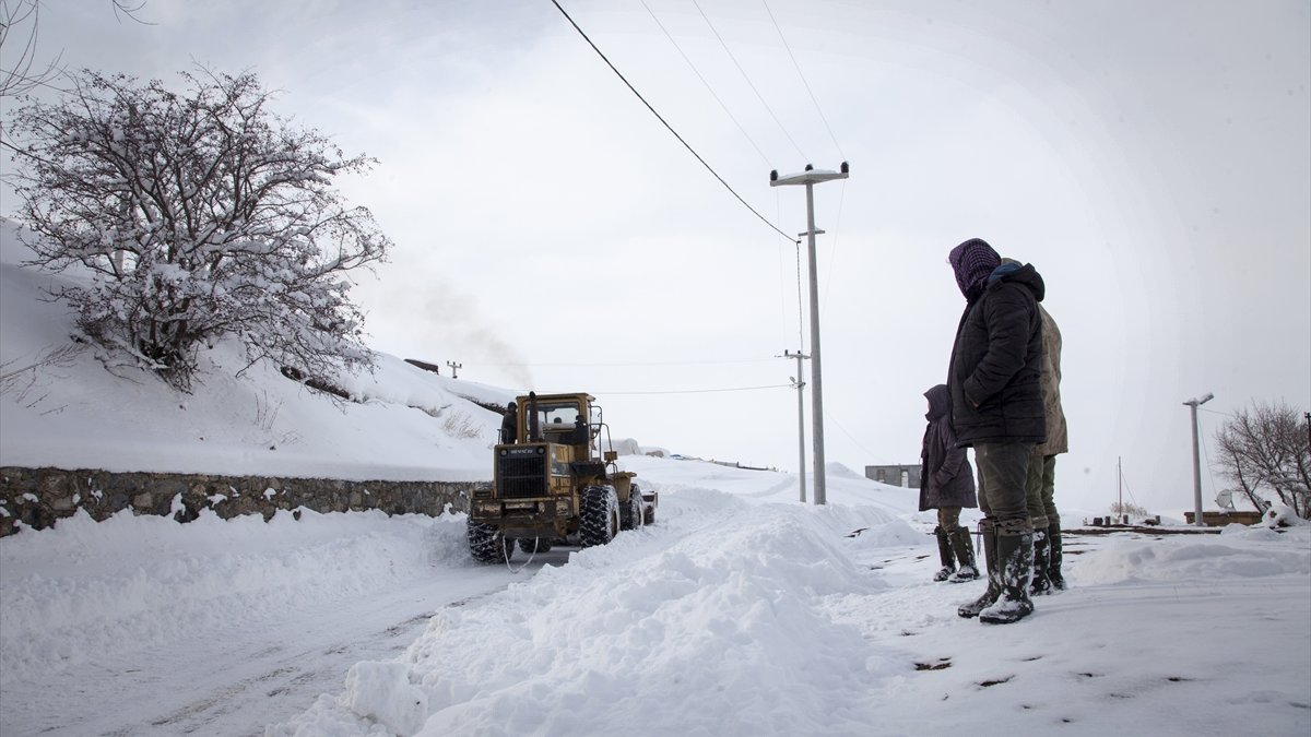Ahlat'taki köy yollarında karla mücadele çalışması