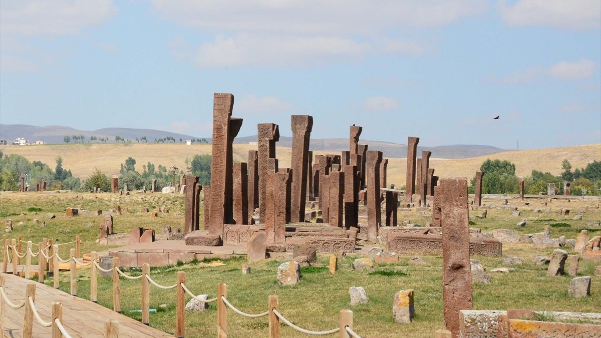 Ahlat'taki Selçuklu Meydan Mezarlığı ziyaretçilerini tarihe yolculuğa çıkarıyor
