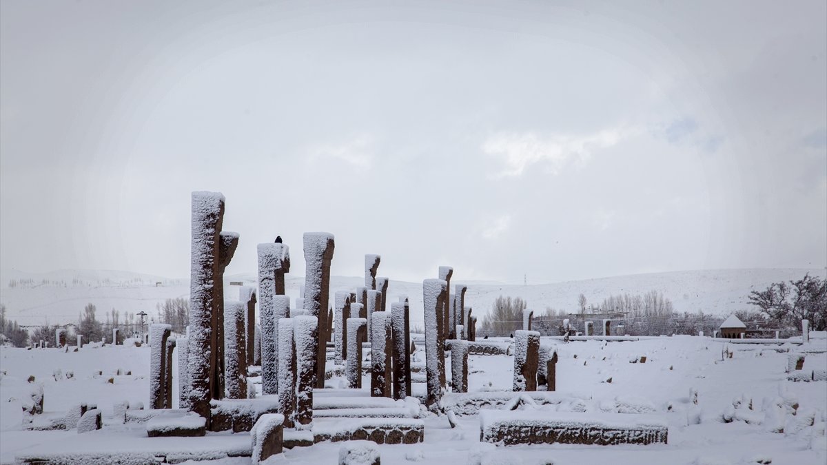 Ahlat'taki tarihi yapılar beyaz örtüyle kaplandı
