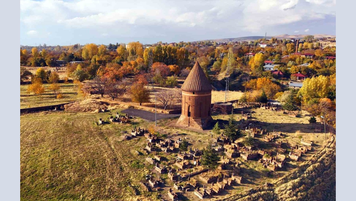 Ahlat'tın tarihi mekanlarında sonbahar güzelliği