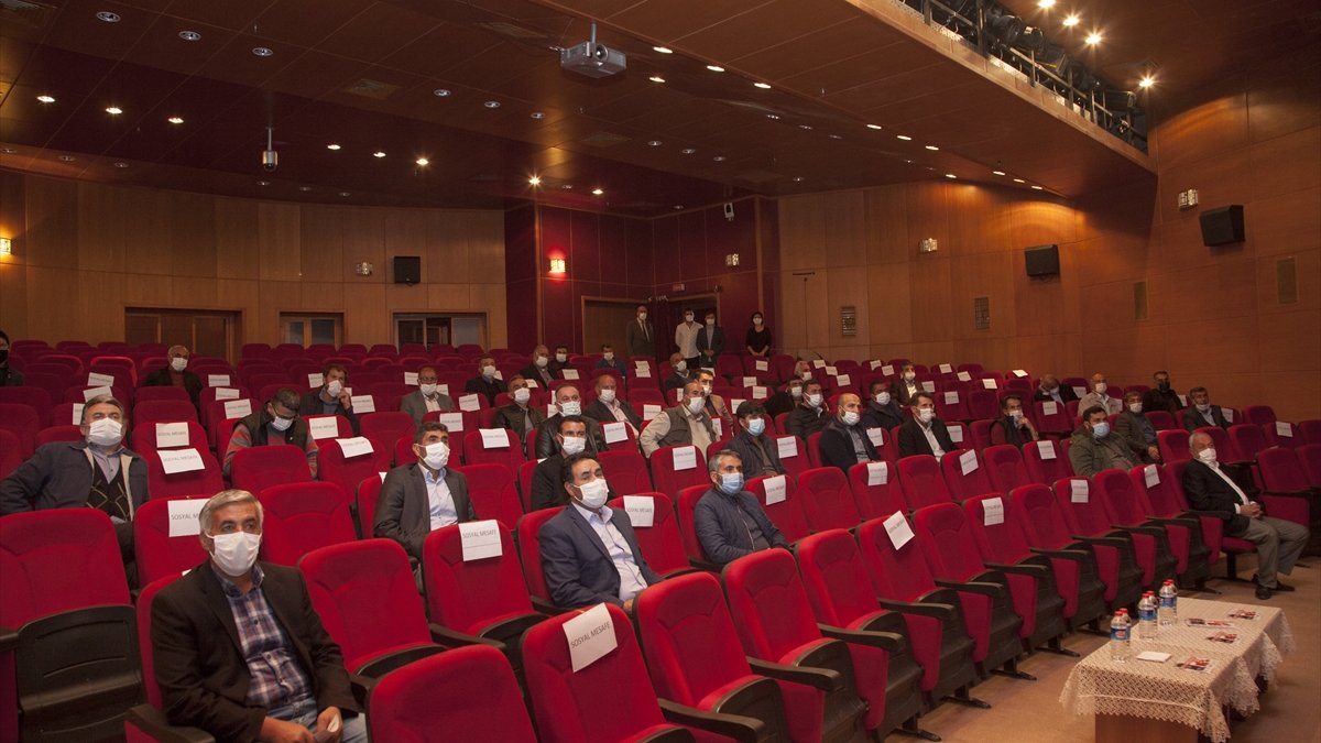 Ahlatlı çiftçiler meyveciliği geliştirme projesi hakkında bilgilendirildi