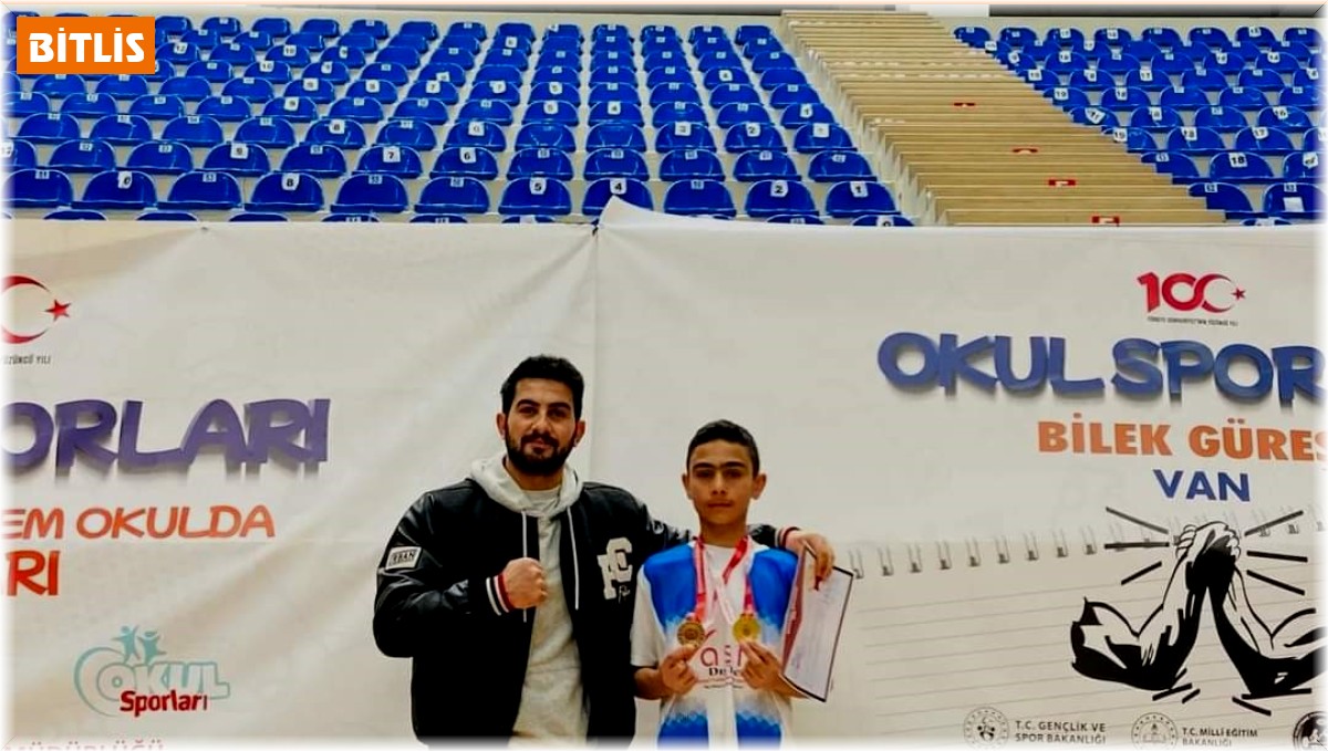 Ahlatlı öğrenci bilek güreşinde bölge birincisi oldu