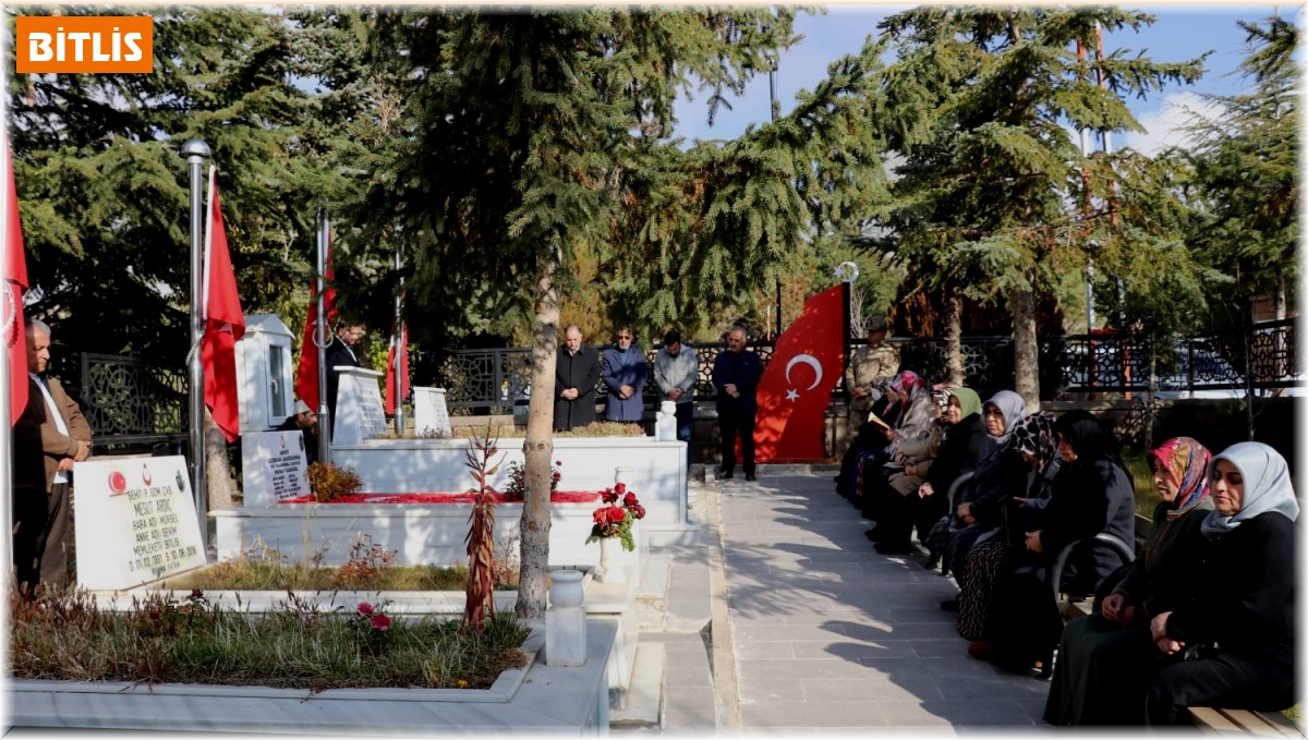 Ahlatlı şehitler kabirleri başında anıldı