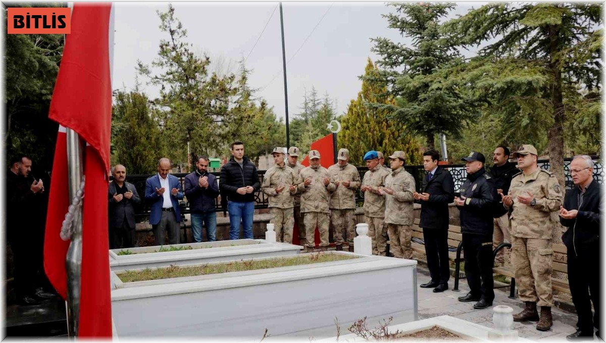 Ahlatlı şehitler kabirleri başında anıldı