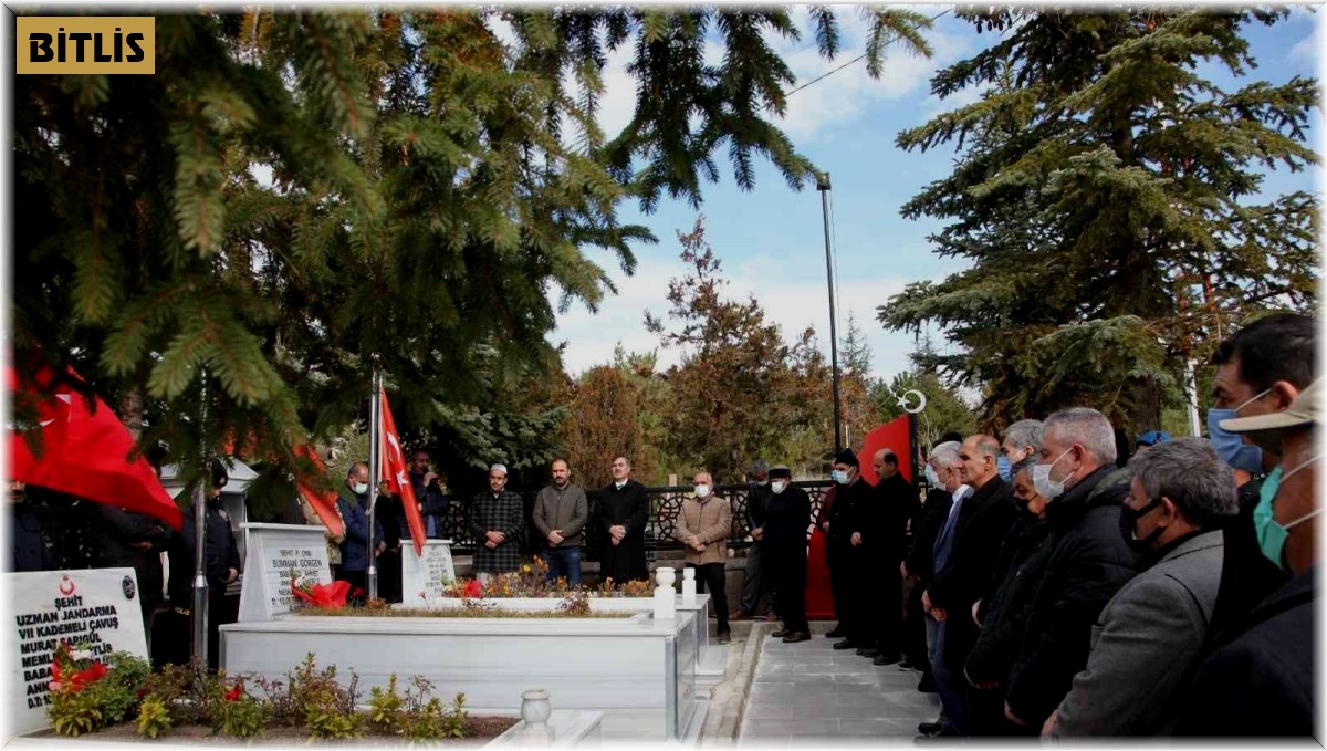 Ahlatlı şehitler kabirleri başında anıldı