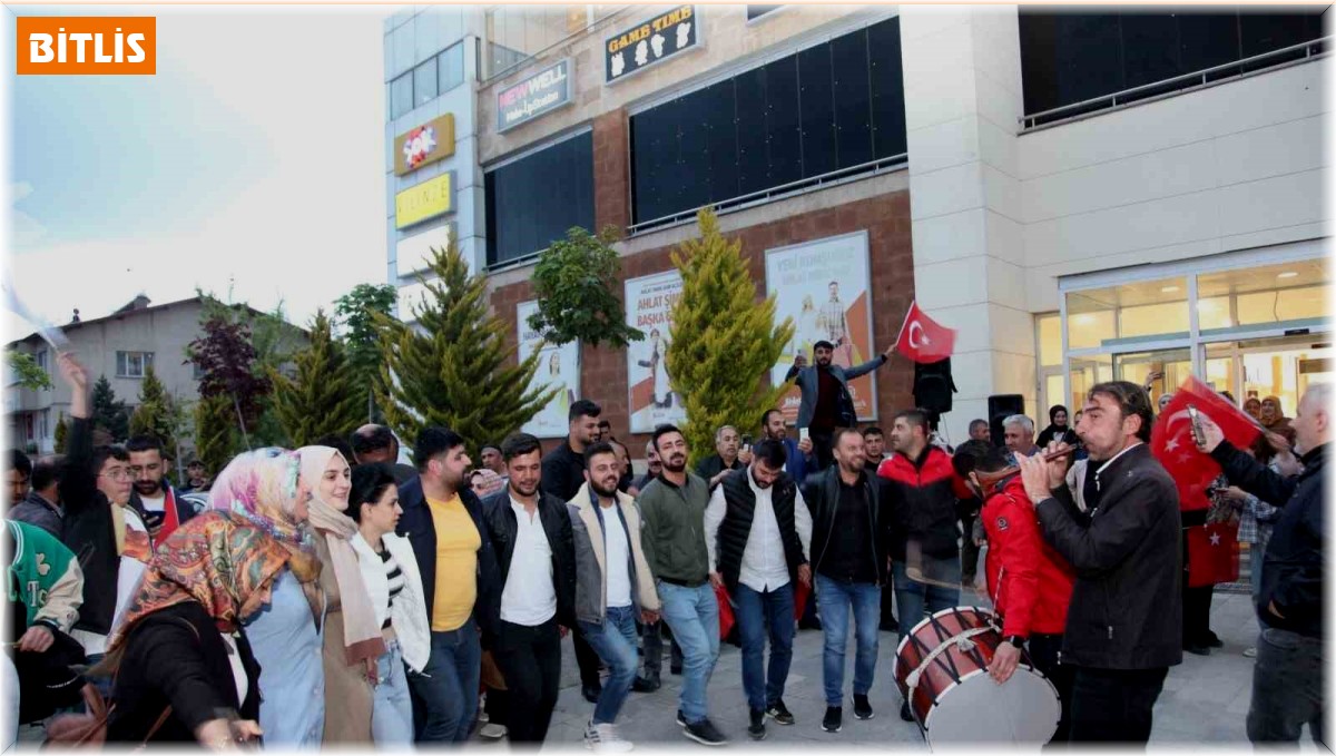 Ahlatlılar Cumhurbaşkanı Erdoğan'ın zaferini kutladı