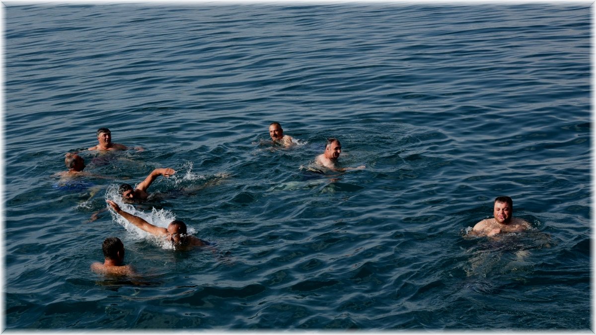 Ahlatlılar güne Van Gölü'nde yüzerek başlıyor