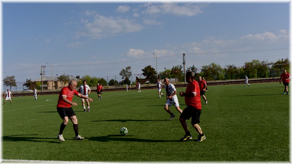 Ahlat’ta 50 yaş üstü eski futbolcular tekrar yeşil sahalara kavuştular