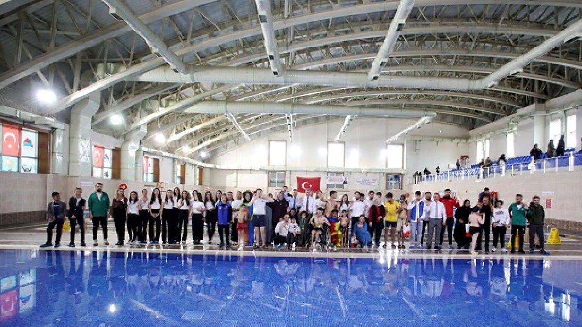 AİÇÜ'de 20 Dezavantajlı Sporcu Farkındalık İçin Kulaç Attı