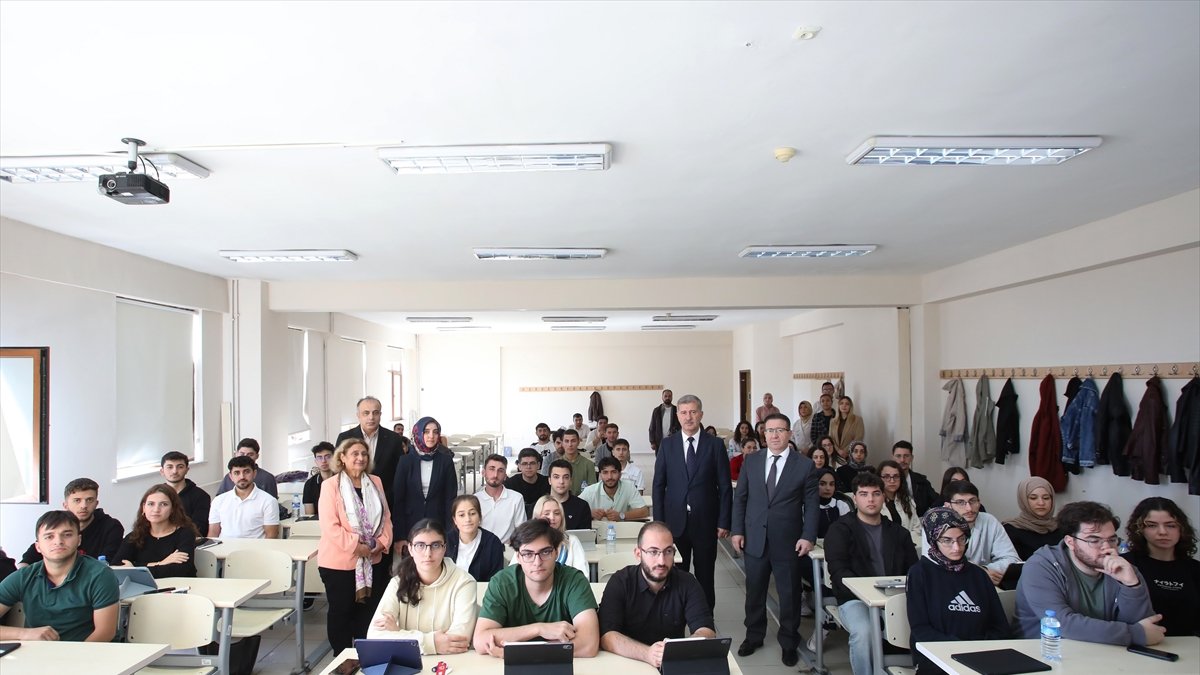 AİÇÜ'de 2025-2026 Akademik Yılının İlk Dersi "Filistin ve Gazze" Temasıyla Yapıldı