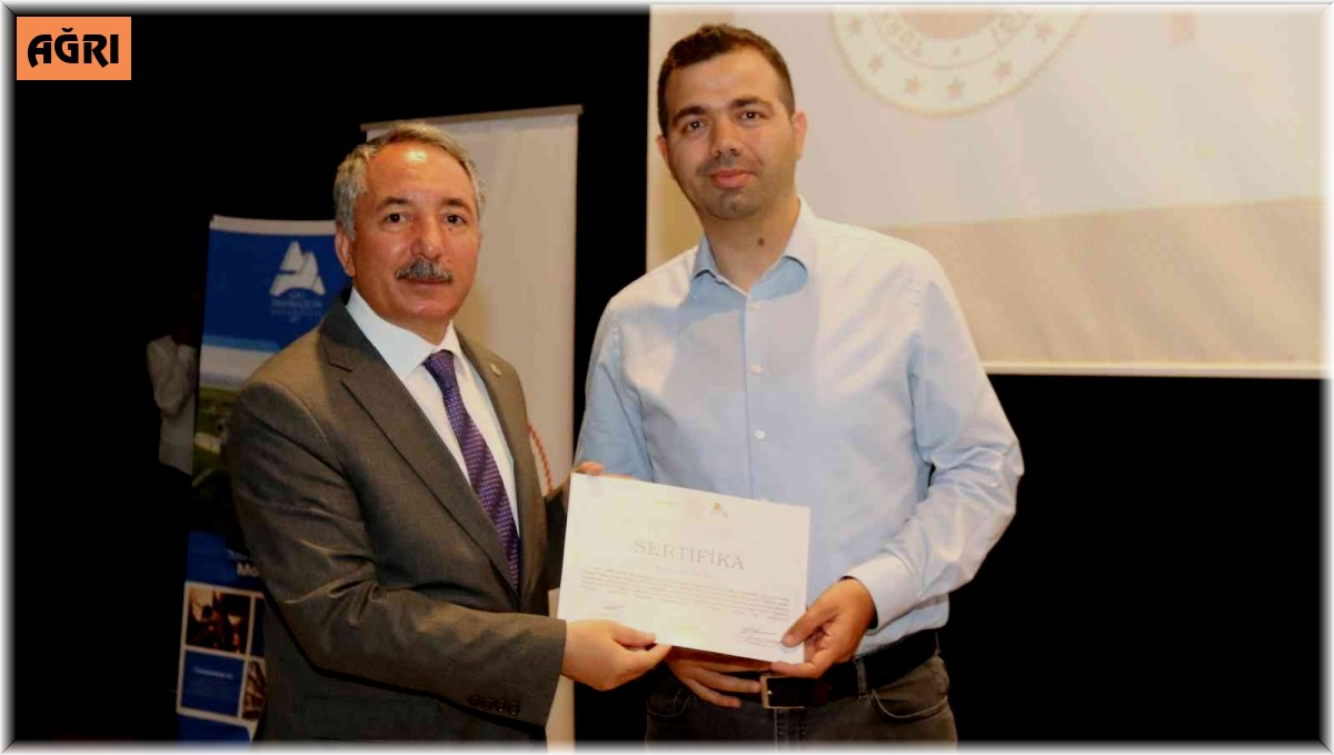 AİÇÜ'de akademik başarı destek eğitimine katılan öğretmenlere başarı sertifikaları verildi