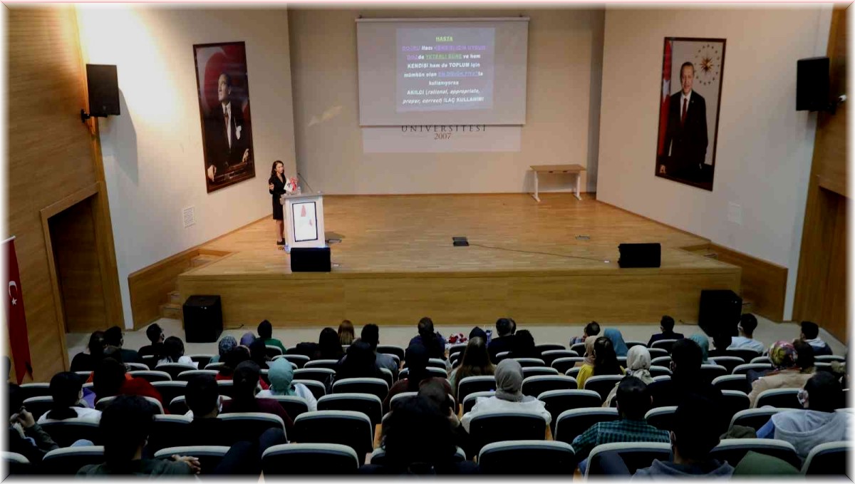 AİÇÜ'de 'Akılcı İlaç Kullanımı İçin Akıllı Eczacı' konferansı düzenlendi