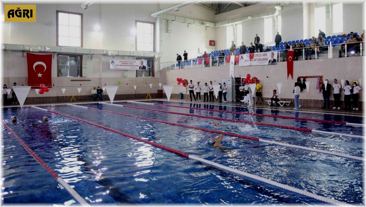 AİÇÜ'de kulaçlar engelleri aşmak için atıldı