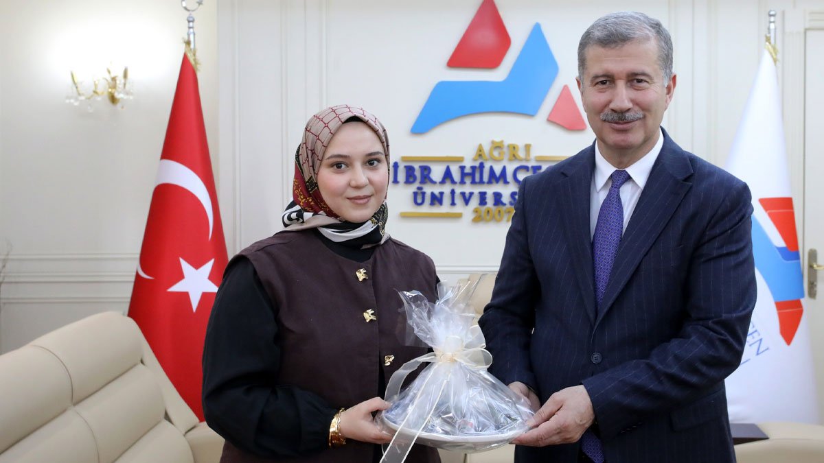 AİÇÜ'de Turizm Haftası ziyareti! Rektör Gülçin'e Hasuda (Jajerun) dolgulu çikolata ikram edildi