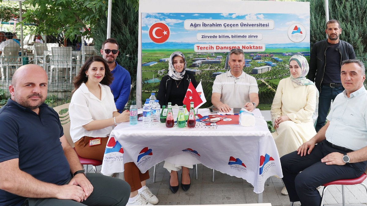 AİÇÜ'den Tercih Dönemine Güçlü Destek: 4 Yönetici Danışma Noktasında Adaylarla Buluştu