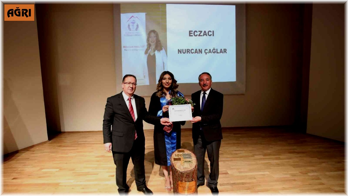 AİÇÜ Eczacılık Fakültesi'nde mezuniyet sevinci