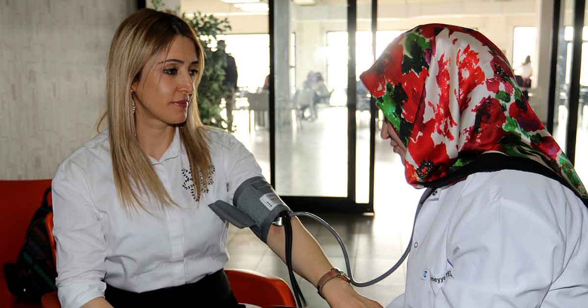 AİÇÜ Eczacılık Kulübü Öğrencileri Şeker ve Tansiyon Ölçümü Yaptı