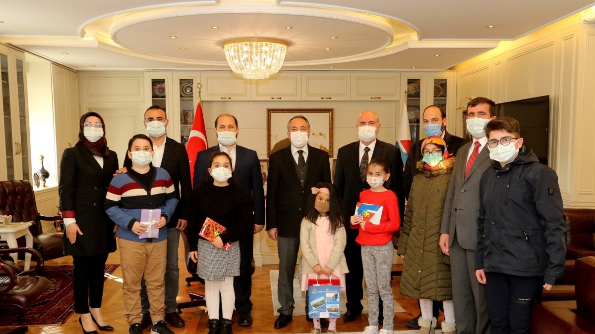 AİÇÜ en çok kitap okuyanlara ödül verdi