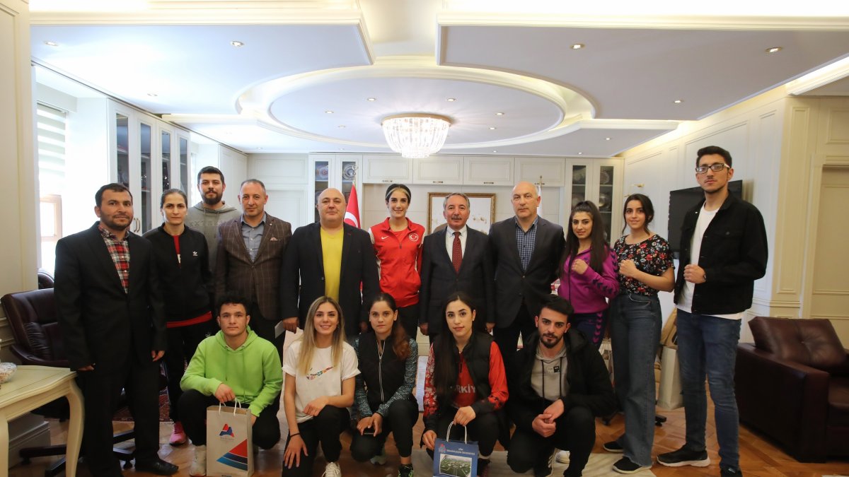 AİÇÜ'lü sporcular şampiyonalardan madalyalarla döndü