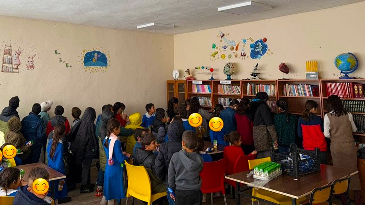 AİÇÜ Öğrencileri Kaçmaz Köyü İlk-Ortaokuluna Kütüphane Kurdu